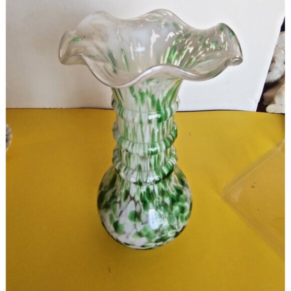 Vintage Murano Green & White Art Glass Hand blown ribbed mottled design vase 8" - Picture 2 of 12